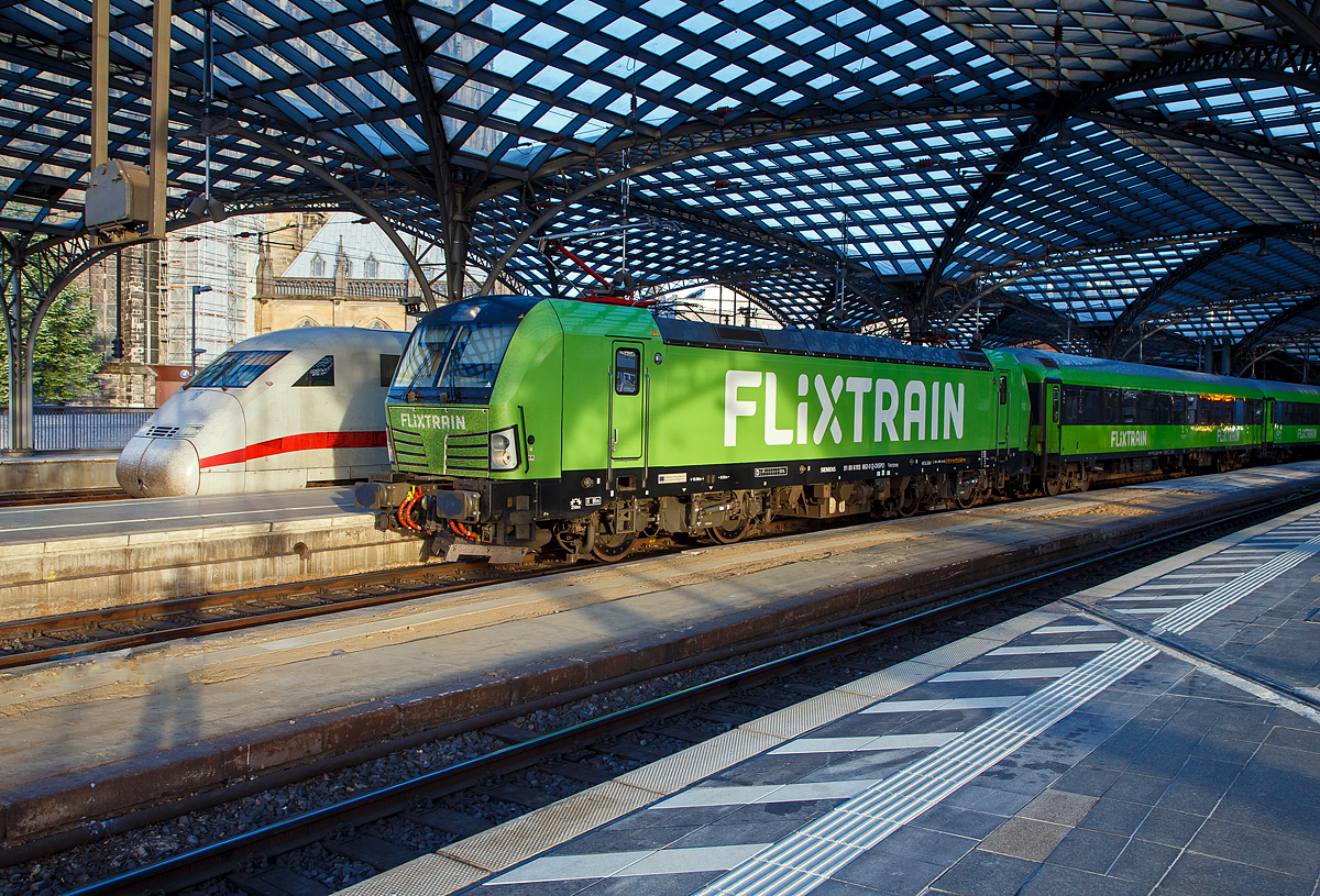 Frh morgens im Hbf Kln....
Die an die SVG - Schienenverkehrsgesellschaft mbH (Stuttgart) fr FLIXTRAIN Verkehre vermiete MRCE Dispolok X4 E – 862 bzw. 193 862 (91 80 6193 862-0 D-DISPO) verlsst am 14.05.2022 mit dem FlixTrain (FLX 1233 / Kln Hbf – Leipzig Hbf) den Hauptbahnhof Kln, bzw. die Domstadt.

Die Siemens Vectron AC  wurde 2014 von Siemens Mobilitiy in Mnchen-Allach unter der Fabriknummer 21925 gebaut. Diese Vectron Lokomotive ist als AC – Lokomotive (Wechselstrom-Variante) konzipiert und zugelassen fr Deutschland und sterreich (D/A). Seit Juli 2020 ist sie an die SVG vermietet, die als Eisenbahnverkehrsunternehmen (EVU) unteranderem auch den Verkehr der FlixTrain Verbindungen durchfhrt.