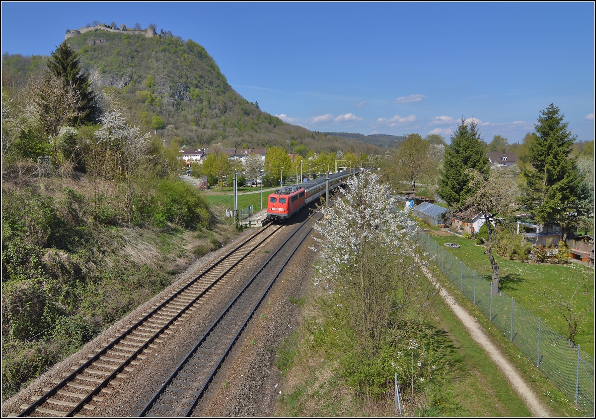 Frühling unter dem Hohentwiel. Leider bis auf weiteres künftig nicht mehr mit 115 198-4. Hier mit IC 185 Stuttgart-Zürich. Singen, April 2014.