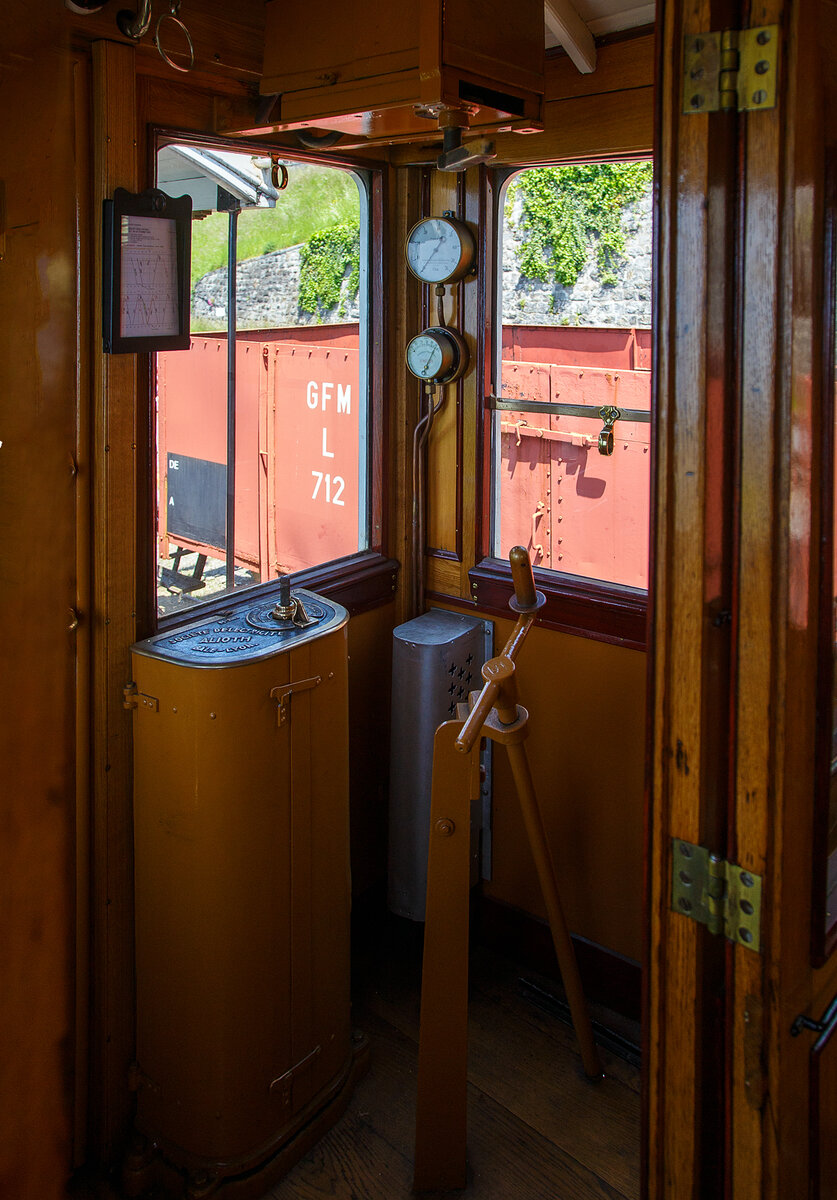 Führerstand des ex MOB BCFe 4/4 11 der Museumsbahn Blonay–Chamby, hier am 27.05.2023 im Bahnhof Chamby.