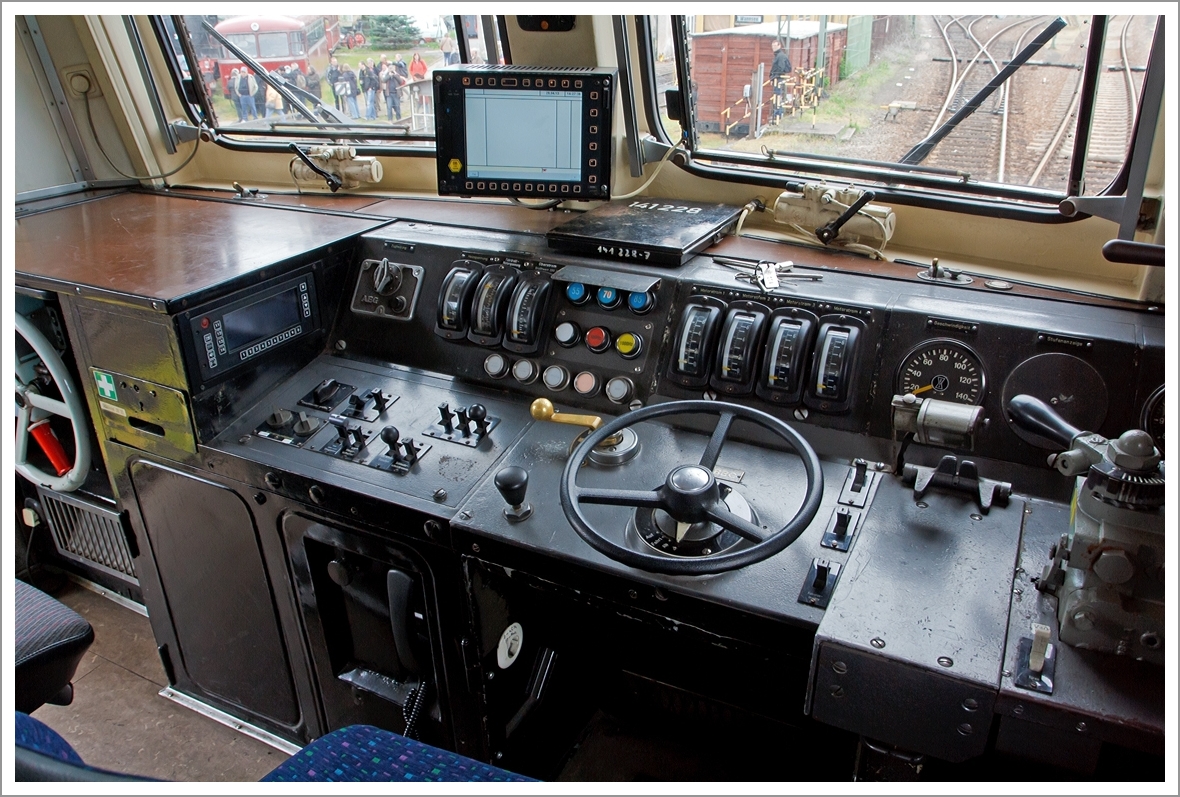 Führerstandansicht:
Im Führerstand der 141 228-7, ex E 41 228, am 28.04.2013 im Eisenbahnmuseum Darmstadt-Kranichstein, sie ist eine Dauerleihgabe der DB-Regio AG ans Museum.

Hinweis: Ein offizielle Führerstands-Besichtigung der Museumslok, daher öffentlich zugänglich.