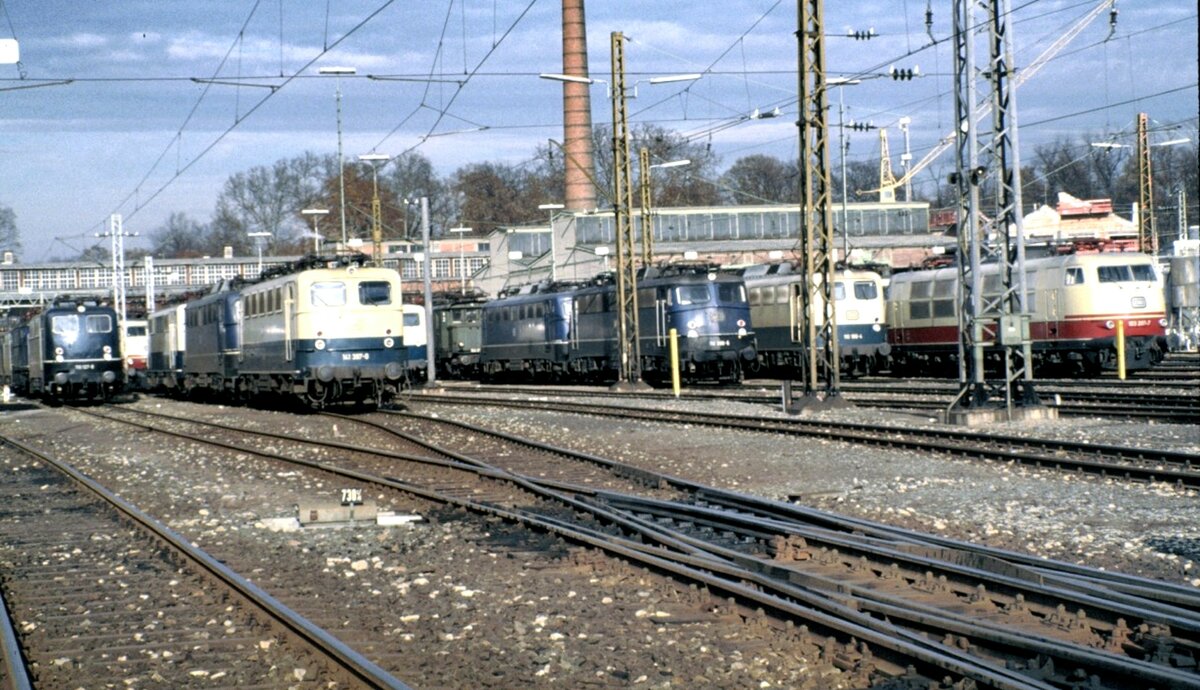 Führung im Bw Stuttgart mit 103, 110, 110.3, 144 und 141 am 12.10.1980.