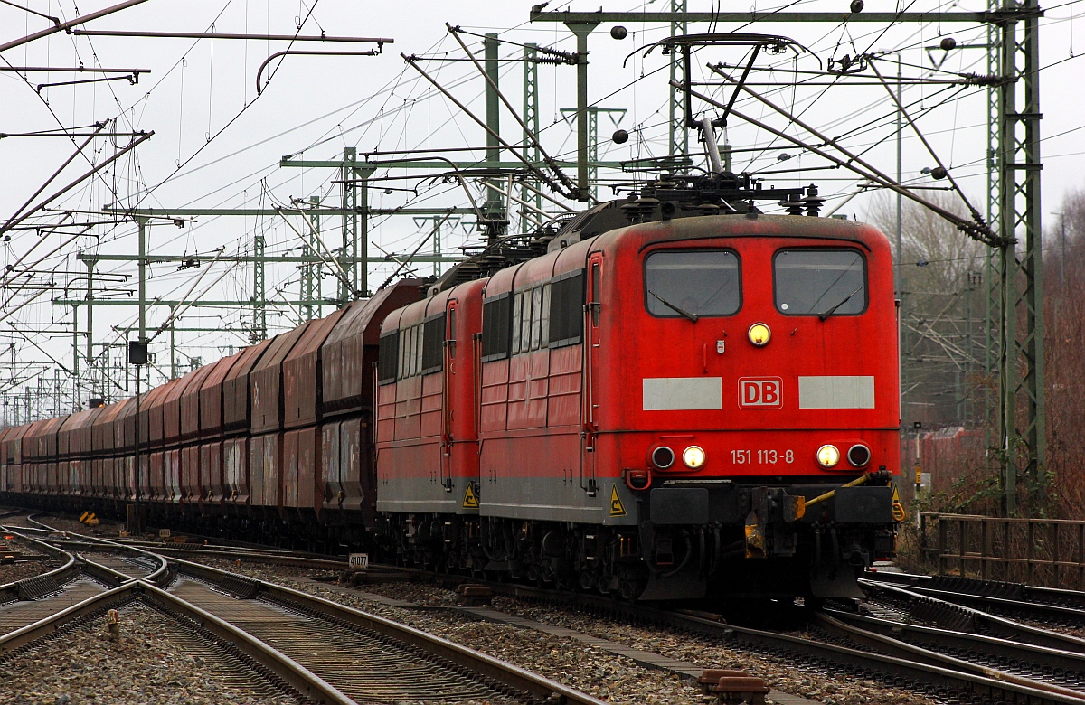 Fünf Minuten nach den beiden 145ern kamen die DB 151 113-8(REV/LD X/17.04.09) und 151 094-0(REV/ LD X/20.06.08, Verl/AM 9/22.05.15)mit einem weitern Leerzug für den Hansa Port/Waltershof durch HH-Harburg gefahren. 21.02.2015