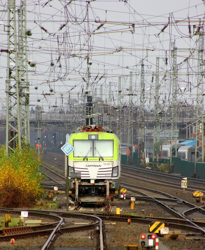 Fünf Minuten nach der unteren Aufnahme entstand dieses Bild mit Spotlight auf den Vectron...nordisches Wetter eben...Neumünster 16.11.2015