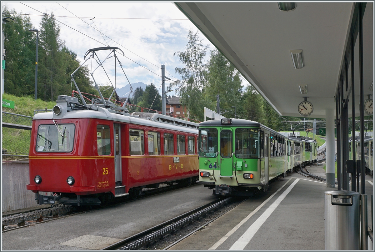 Für das 125 Jahre Jubiläum der Bex Villars Col de Bretaye Bahn (BVB) wurde der 1944 in Betrieb genommen Triebwagen BDeh 2/4 N° 25 in der ursprünglichen BVB Farbgebung lackiert. Nach der Abfahrt des Regelzugs in Villar s/O kommt der Der  Flèche  langsam ins Bild.

19. August 2023