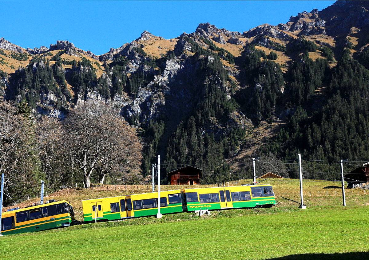 Für die Bildung der langen Züge wurde ein weiterer Steuerwagen BDt 254 (mit Gepäckabteil) beschafft. Hier oberhalb Wengen. 7.November 2020 
