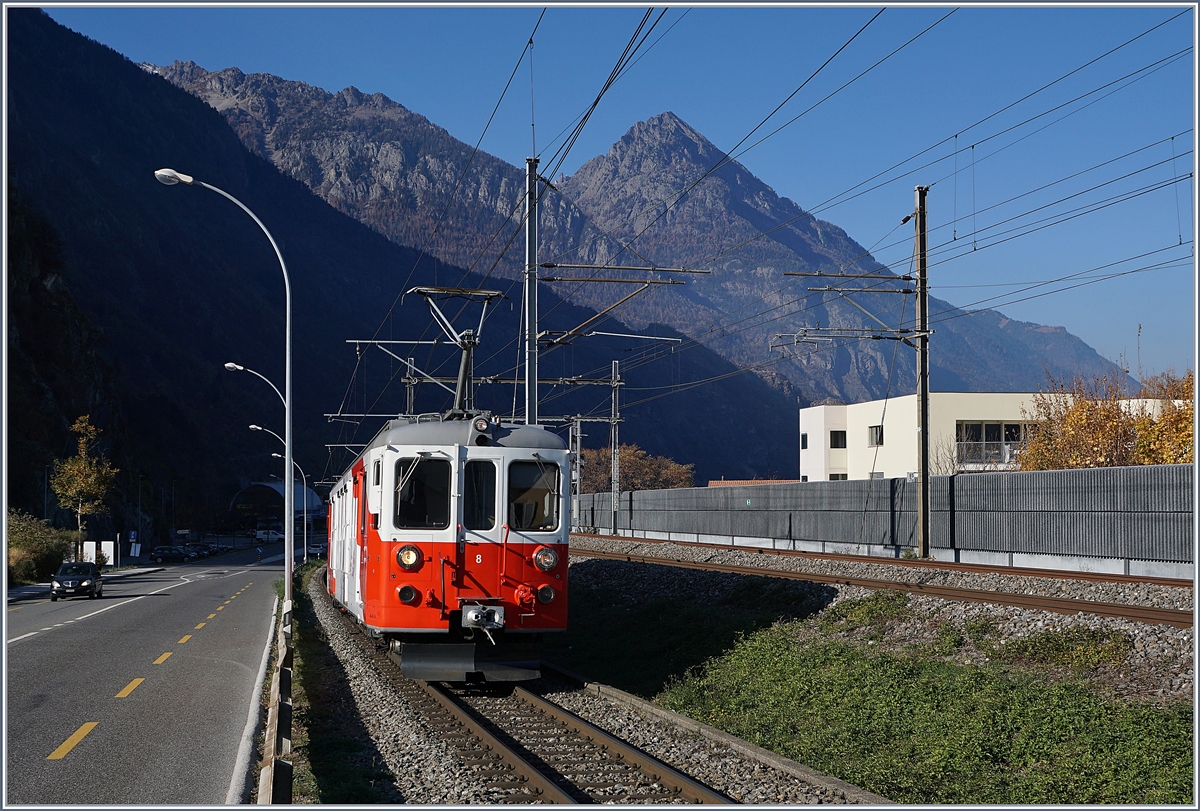 Für einige Zeit wurde die Strecke von Martiny nach Châtelard (TMC /MC) infolge Bauarbeiten mit Busen bedient. Da die Strassenführung erheblich von der Streckenführung der Bahn abweicht, wurde zwischen Martigny und Vernayaz MC ein stündlicher Pendelbetrieb eingerichtet, welcher nach meinem Augenschien mit einem BDeh 4/4 abgewickelt wurde. Am letzten Tag der Bauarbeiten machte ich mich endlich auf, um die sonst im Regelverkehr eher selten anzutreffenden Triebwagen zu fotografieren. Das erwies sich als weit schwieriger als gedacht, da die Strecke auf der Süd- und Sonnen- Seite durchgehend von der Strasse mit Leitplanken begleitet wird und die  Sonnenseite  in Anbetracht der hohen Berge auf dem überwiegenden Teil der Strecke im Schatten lag. Als begnügte ich mich Aufnahmen in Vernayaz MC und bei der ehemaligen Haltestelle La Bâtiaz (EH). 
Im Bild der TMR / MC BDeh 4/4 N° 8 auf der Fahrt nach Martigny, kurz vor der ehemaligen Haltestelle La Bâtiaz. Links im Bild die  schattige Sonnenseite mit ihrer Strasse nach Vernayaz. 
18. Nov. 2018 