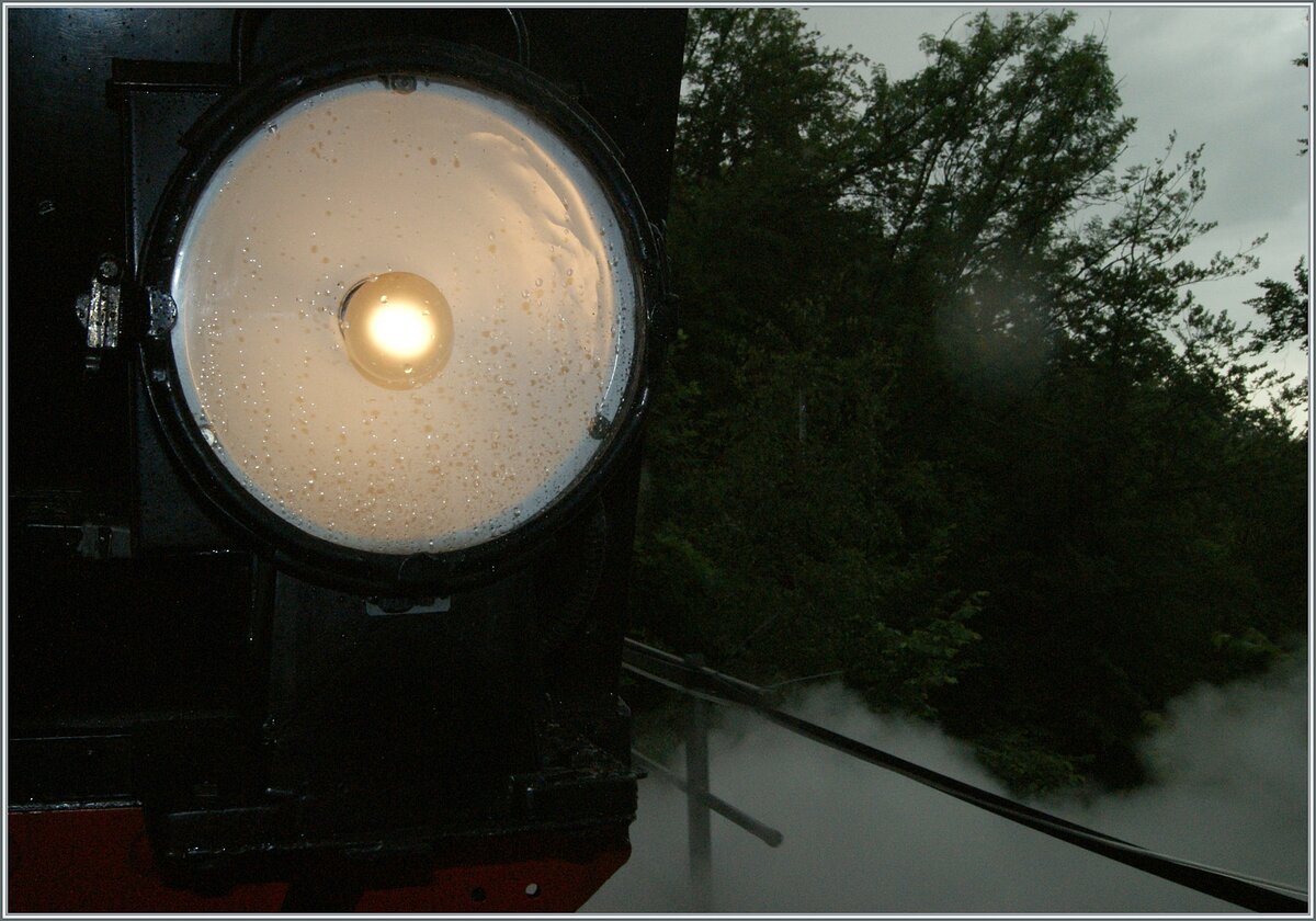 Für einmal der  Schweizer-Lichtwechsel  als Motiv, bzw. die Lampe der SEG G 2x 2/2 105 der Blonay Chamby Bahn währender Fahrt durch die Baye de Clarens Schlucht.

9. Juni 2024