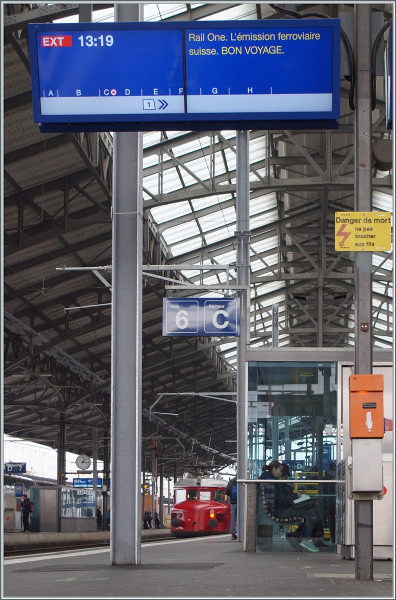 Für eine Extrazugfahrt von Rail One (l'emission ferroviarie suisse) konnte der SBB Historic Rote Pfeil RAe 2/4 1001 mit der UIC Nummer 094 85 75-91 001-3 in Lausanne bewundert werden. 17. Januar 2026 