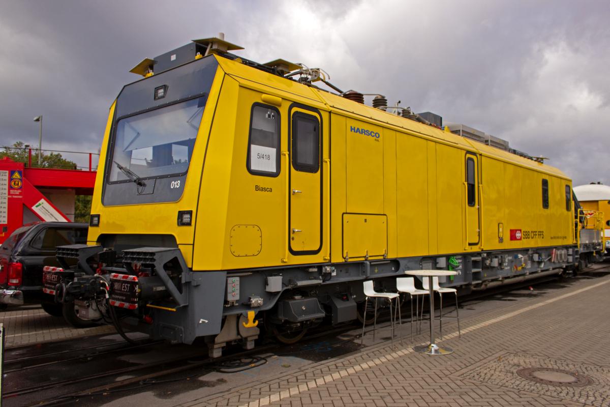 F�r Fahrleitungsarbeiten am und im Gotthard-Basistunnel beschafft die SBB bei der Firma Harsco diese Arbeitsfahrzeuge. Eines war auf der Innotrans zu Gast.