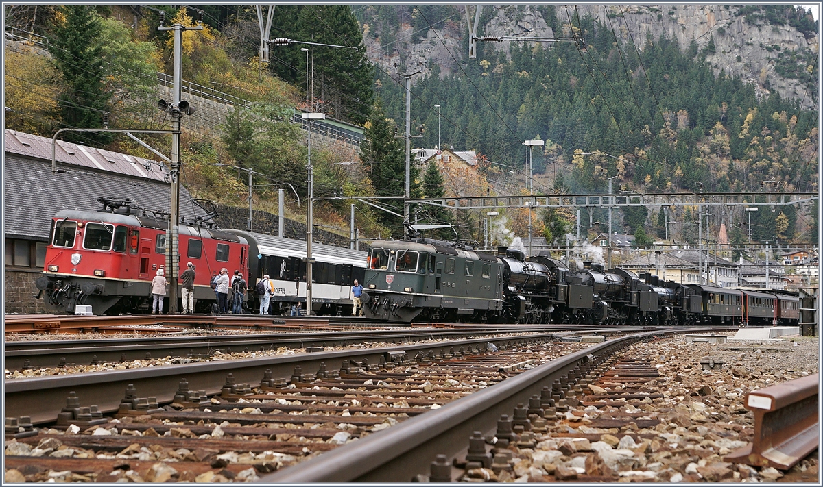 Für die Fahrt durch den gut 15 km langen Gotthard Tunnel wird den  Elefanten  eine Vorspannlok mitgegeben. Zufälligerweise zeigt sich auch noch eine rote Re 4/4 mit dem Gotthard Weekender in Göschenen. 
21. Okt. 2017