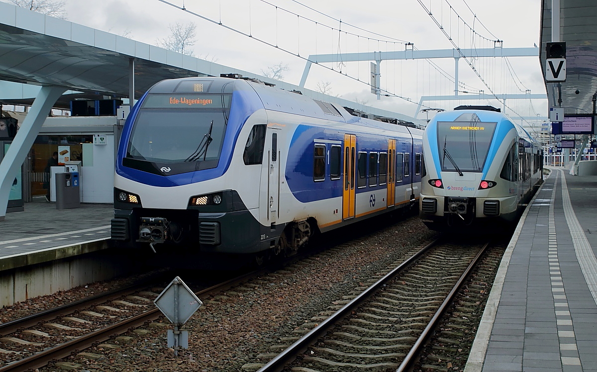 Für Fans von Stadler-Triebwagen ist Arnhem Centraal ein ergiebiges Pflaster. Immer wieder treffen Flirt3 und GTW der vier Bahngesellschaften, die Stadler-Fahrzeuge einsetzen, in den unterschiedlichsten Farbgebungen aufeinander, wie hier am 02.01.2018 ein Flirt3 der NS mit einem GTW 2/8 von breng direct. Der Wermutstropfen: Da die NS auch im IC-Verkehr Triebwagen einsetzt, sind im Personenverkehr keine lokbespannten Züge anzutreffen.