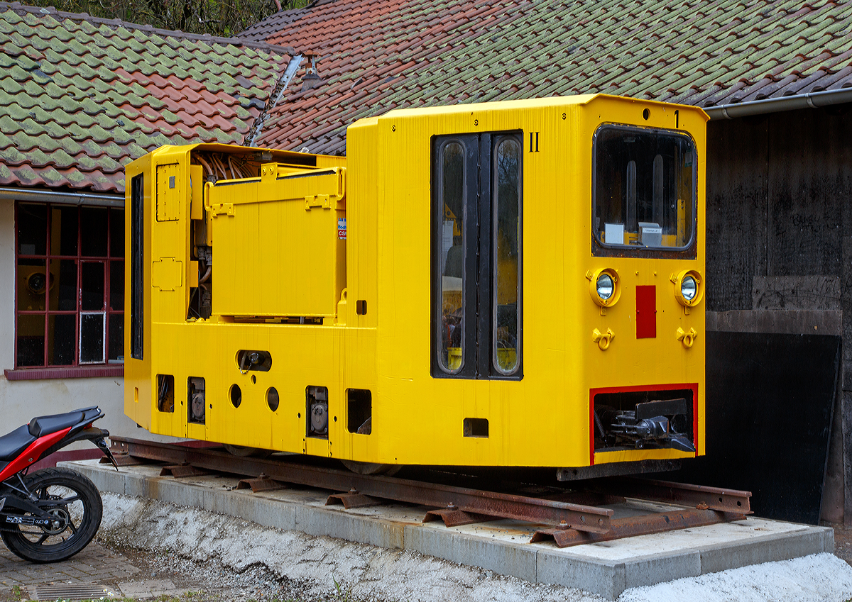 
Fr die FGF (Feld- und Grubenbahnmuseum Fortuna, Solms-Oberbiel, is sie fast schon eine Breitspurlok..... 
Die Meterspur-SiG-Akkulokomotive vom Typ B12LX-Ensdorf, aus dem DSK Saarbergbau, als Denkmallok vor dem Eingang, hier am 01.05.2015.
Die Lok wurde bei SIG (Schweizerische Industrie-Gesellschaft) 1987 unter der  Chassis-Nr. 807 951 (Fabriknummer) gebaut und an die Saarbergbau Bergwerk Ensdorf geliefert, dort fuhr sie als Lok 1  Kessi . Im Jahr 2014 kam sie zur FGF.

Technische Daten:
Spurweite: 1.000 mm
Achsfolge: B
Dienstgewicht: 12,5t 
Batteriegewicht: 4 t
Dauerleistung: 22 kW
Stundenleistung: 54 kW
Zul. Anhngelast: 11 Wagen bzw. 125 t
Hchstgeschwindigkeit: 4 m/sec. (14,4 km/h)
