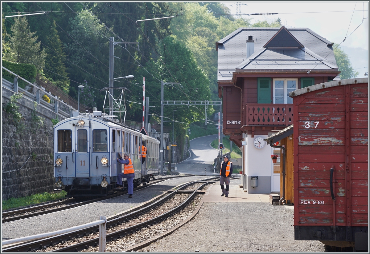 Für eine Gruppe, die mit dem Dampfzug in Chamby angekommen ist, wartet in Chamby auf Gleis 2 der MOB BCFe 4/4 N° 11 mit dem passendem MOB B4 für die Weiterfahrt in Richtung Gstaad. 

7. Mai 2022