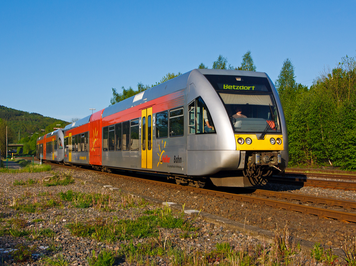 
FÜR JEANNY.....

Als kleiner Trost ein Doppelpack, da Jeanny ja keinen GTW 2/6 der Hellertalbahn beim letzten Besuch in Herdorf ablichten konnte. 

In Doppeltraktion zwei GTW 2/6 der Hellertal am 03.05.2014 kurz vor der Einfahrt in den Bahnhof Herdorf.