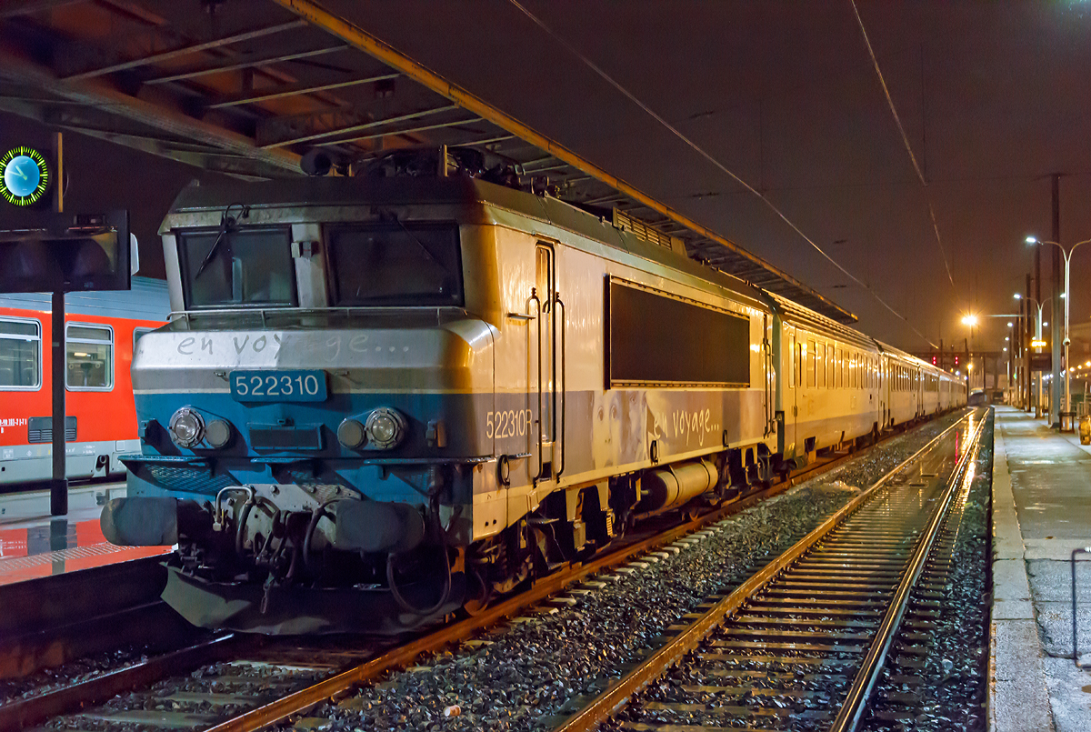 
Fr meine allerliebste Jeanny, eine  nez cass avec la livre en voyage  (zu Deutsch eine gebrochene Nase in der Farbgebung „en voyage“, wobei die bersetzung fr „en voyage“ unterwegs wre).........

Die SNCF 5 22310 steht am 24.03.2015 mit einem IC im Bahnhof Marseille Saint-Charles. 

Die BB 22200 ist eine Zweissystemlokomotive fr den Einsatz sowohl auf dem mit 1,5 kV elektrifizierten Gleichstromnetz der SNCF als auch auf dem mit 25 kV 50 Hz elektrifizierten Wechselstromnetz. In den Jahren 1976 bis 1986 wurden von Alsthom in sechs Bauserien insgesamt 205 Lokomotiven gebaut.

In den 1970er-Jahren bentigte die SNCF neue Mehrsystemlokomotiven, um unter beiden Stromsystemen ohne Lokwechsel fahren zu knnen. Aus der ab 1971 gelieferten Baureihe BB 15000 und der ab 1976 gebauten Gleichstrombaureihe BB 7200 wurde die BB 22200 als Mehrsystemvariante entwickelt. Die Baureihenbezeichnung bildet die Summe aus denen der beiden Schwesterbauarten.

Technische Daten:
Gebaute Stckzahl: 	205
Hersteller: 	Alstom
Baujahre: 1976–1986
Achsformel: B'B'
Lnge ber Puffer: 17.480 mm
Achsabstand im Drehgestell: 2.800 mm
Drehzapfenabstand: 9.694 mm
Dienstmasse: 90 t
Triebraddurchmesser (neu): 1.250 mm
Hchstgeschwindigkeit: 160 km/h (wenige umgebaute 200 km/h)
Dauerleistung: 4.360 kW
Stromsystem: 25 kV/50 Hz AC, 1,5 kV DC
Anzahl der Fahrmotoren: 2 (TAB 674)
