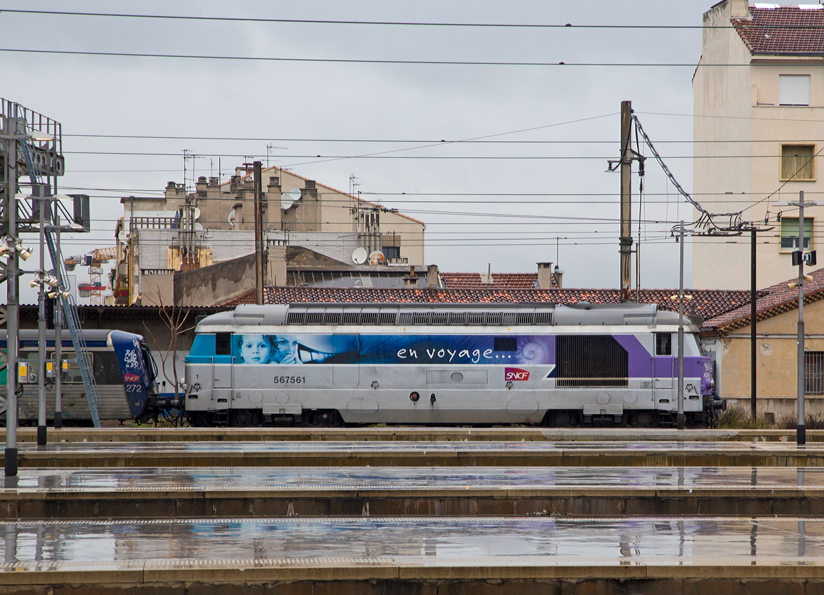 
Fr mich auch eine der schnsten franzsischen Dieselloks: 
Die SNCF BB 567561 fhrt am 25.03.2015 mit eine Nahverkehrszug vom Bahnhof Marseille Saint-Charles, hier bei Regen ber die Bahnsteige hinweg fotografiert.