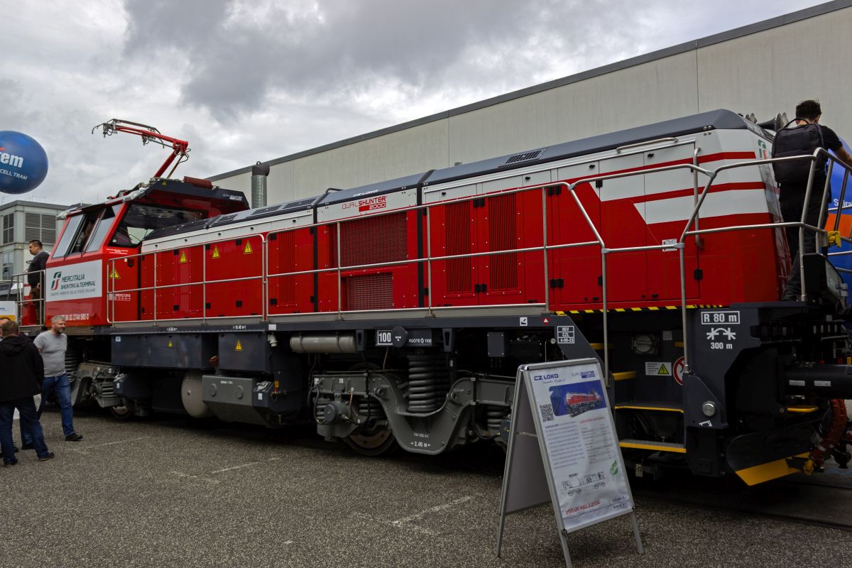 F�r den Rangier- und G�terzugdienst in Italien ist 744 502 vorgesehen. Bei der Lok handelt es sich um einen DualShunter 2000 des tschechischen Herstellers CZ Loko, eine Zweikraftlokomotive, die optisch an die Dieselloks desselben Herstellers erinnert.