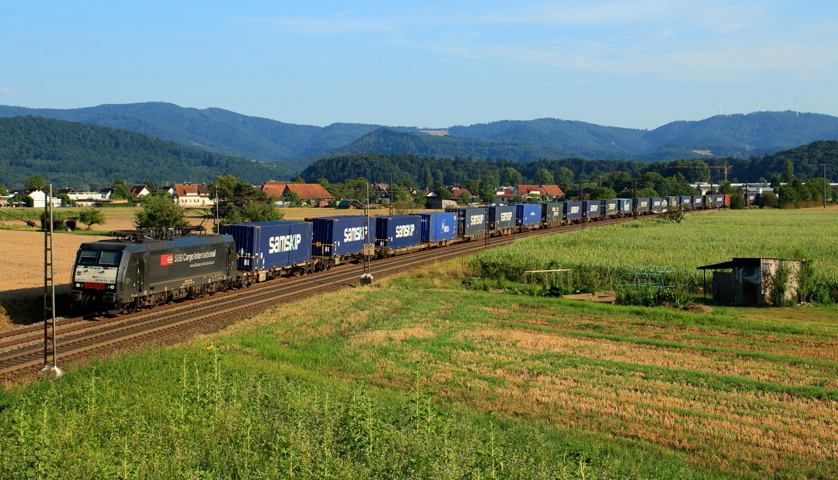 Für SBB Cargo International ist die E 189 282 im Einsatz, hier am 06.08.2015 bei Kollmarsreute
