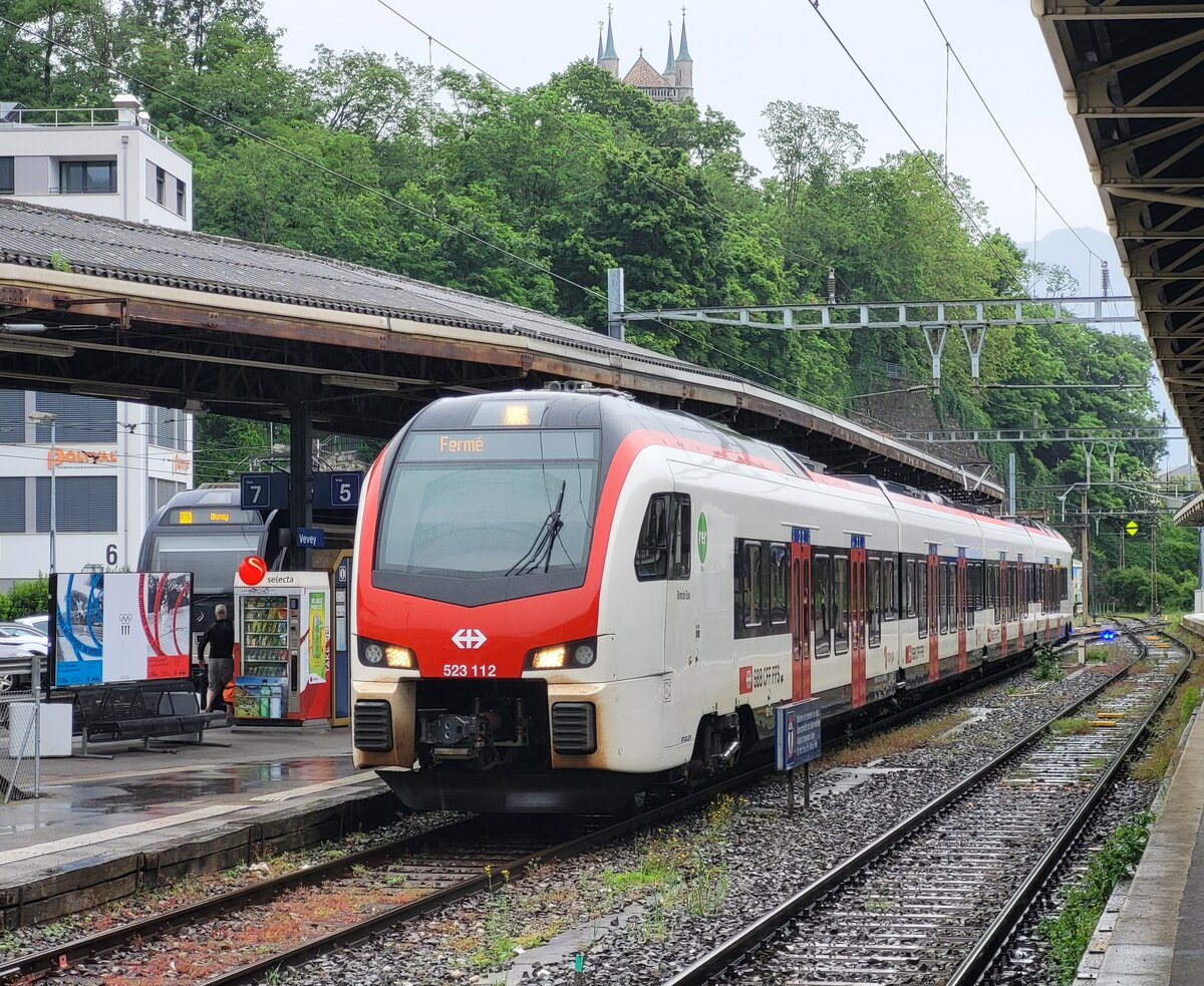 Für die  Train des Vignes  Züge der Strecke Vevey - Puidoux werden fallweise SBB Domino oder SBB Flirts eingesetzt. Auf dem Bild ist der SBB RABe 523 112 zu sehen. Der Zug ist vor wenigen Minuten in Vevey angekommen und wird erst wieder in einer knappen halben Stunde nach Puidoux zurückfahren weshalb er mit  Fermé  (Geschlossen) angeschrieben ist. 

2. Juni 2024