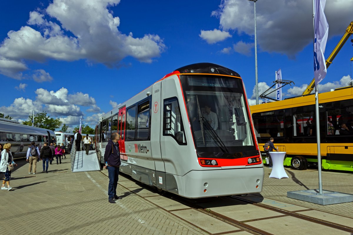 Fr den Vorortverkehr in Cardiff beschafft Transport for Wales Citylink-Stadbahnen, die im britischen Bezeichnungssystem die Baureihennummer 398 tragen. 398004 war auf der InnoTrans 2022 ausgestellt.