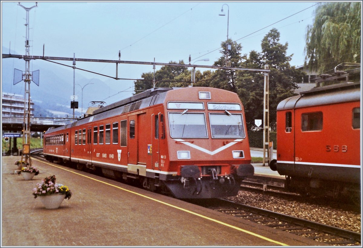 Für die Züge 4880 und 4881 Moutier - Grenchen Nord - Moutier wurden mit EBT /SMB/VHB Kompositionen Gefahren. An diesem Juli Tag war dafür ein EBT/SMB VHB RBDe 4/4 II (heute RBDe 566) im Einsatz. Der Zug erreicht gerade von Moutier kommend, Grenchen Nord und wird, der Anschrift zufolge bei der Rückfahrt gleich nach Solothurn durchgebunden. 
im Juli 1987