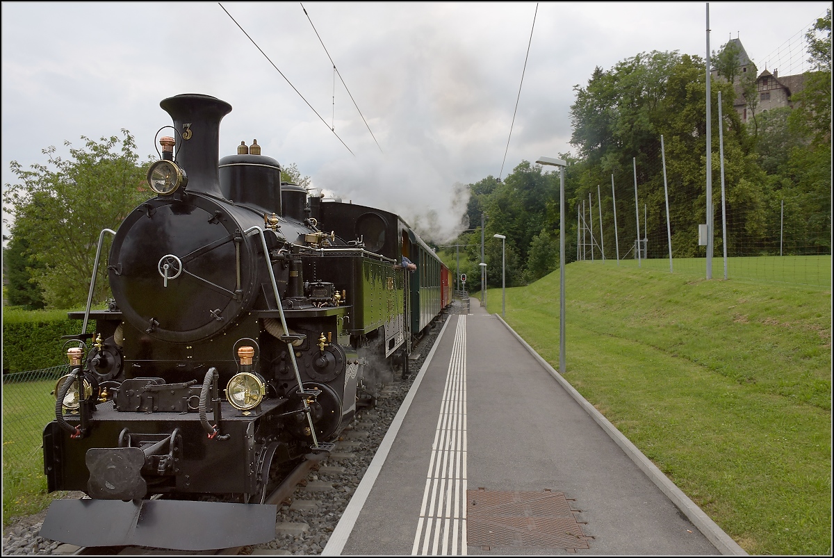 Furkalok am Genfersee mit dem Riviera-Express. Die HG 3/4 3 der BFD beim Schloss Blonay. Juni 2017.