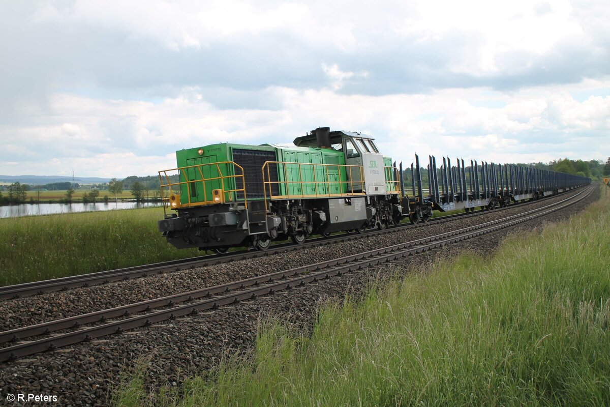 G1700 02 mit einem leeren Rundholztranpostzug nach Nürnberg bei Oberteich. 30.05.22