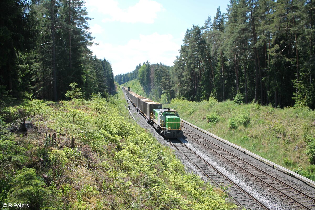 G1700 03 mit den 1802 Tonnen schweren Hackschnitzelzug aus Wiesau in Richtung Hof zwischen Röslau und Neudes. 03.06.22