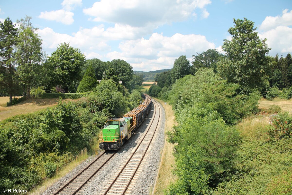 G1700 03 mit einem Rundholzzug aus Nürnberg Langwasser nach Cheb bei Aign in der Steigung. 06.07.22