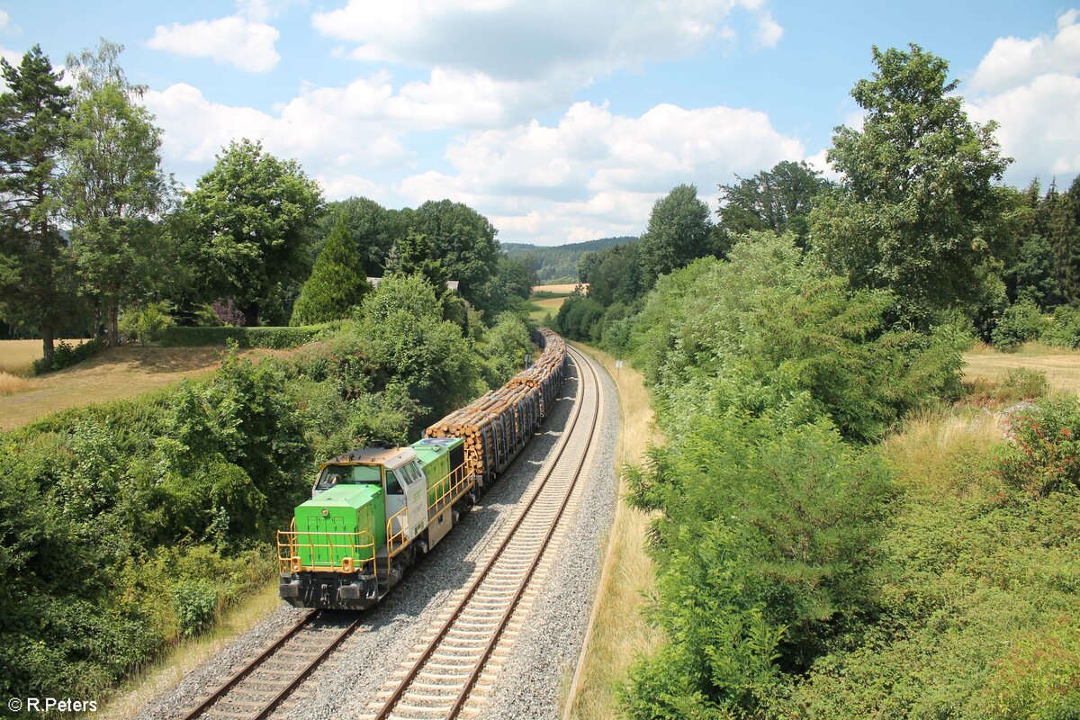 G1700 03 mit einem Rundholzzug aus Nürnberg Langwasser nach Cheb bei Aign in der Steigung. 06.07.22