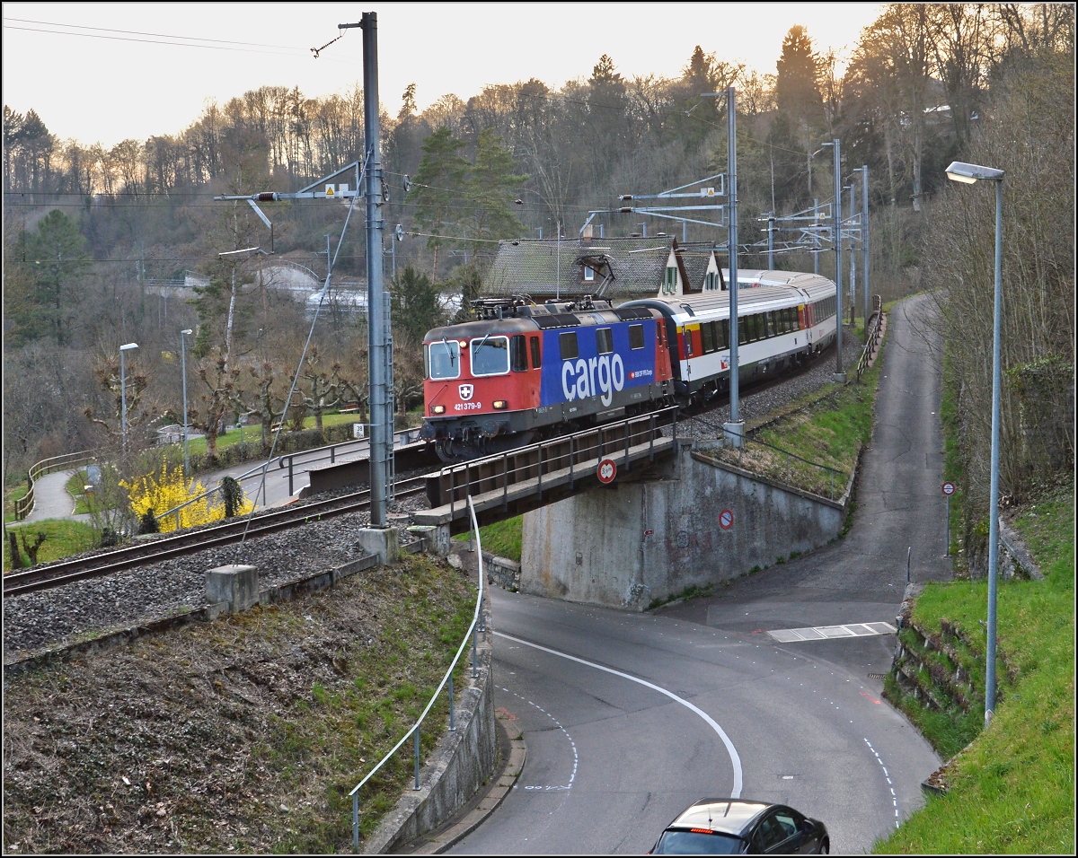 Gäubahn-IC in der Schweiz Re 4/4 II 11379 mit ihrem IC nach Stuttgart in Neuhausen am Rheinfall. März 2014.