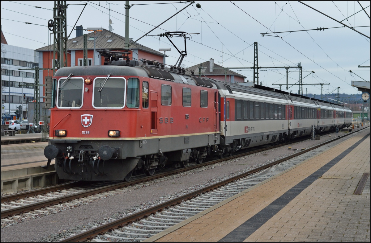 Gäubahn-IC Singen.

Re 4/4 II 11299 hat sich parat gemacht mit ihrem IC nach Zürich. Februar 2014.