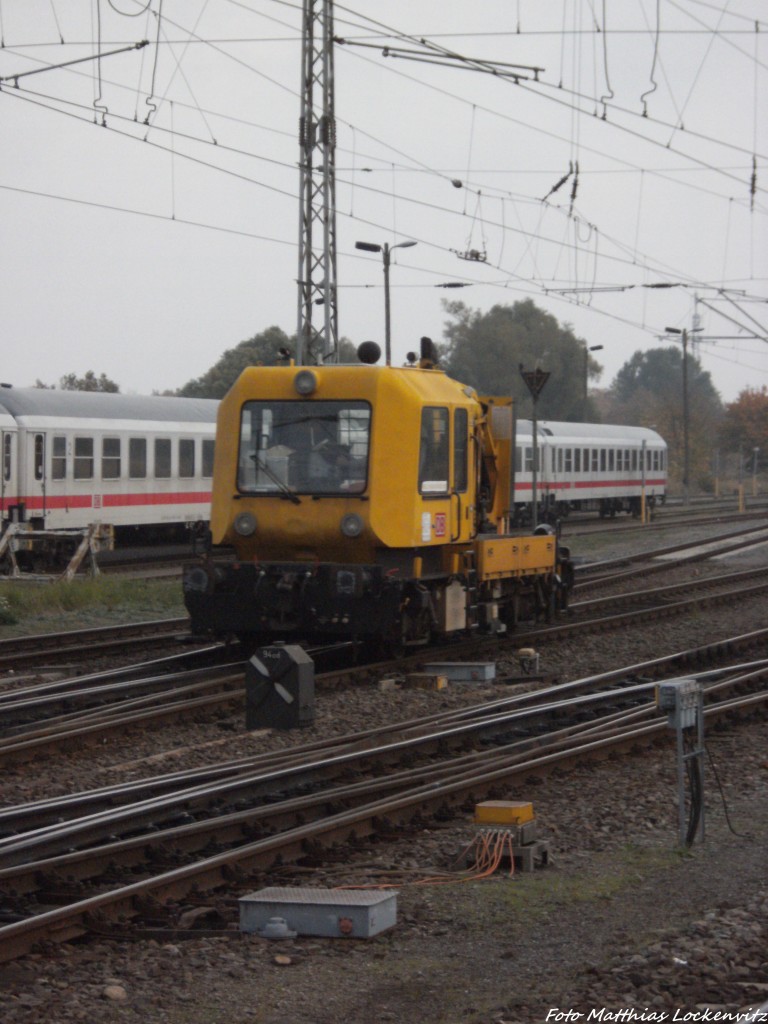 GAF bei der Einfahrt in den Stralsunder Hbf, um den Schneepflug auf Gleis 2 abzuholen am 12.10.13