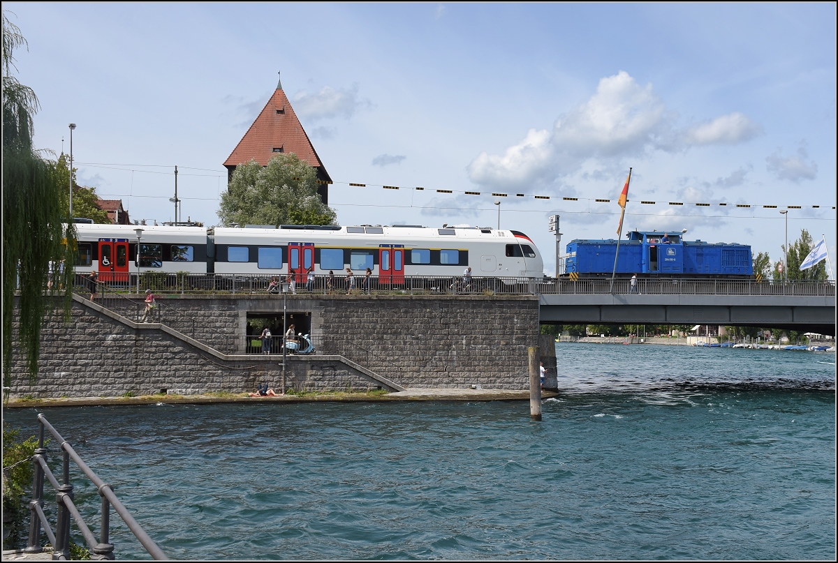 Ganz frisch aus der Fabrik. Sechsteiliger Flirt 3 RABe 524 301 für die TiLo in Konstanz wird von der Press 204 010 abgeholt. Hier auf der Rheinbrücke. August 2019.