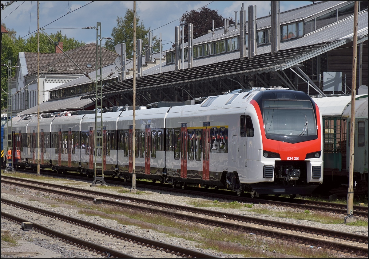 Ganz frisch aus der Fabrik. Sechsteiliger Flirt 3 RABe 524 301 für die TiLo in Konstanz. August 2019.