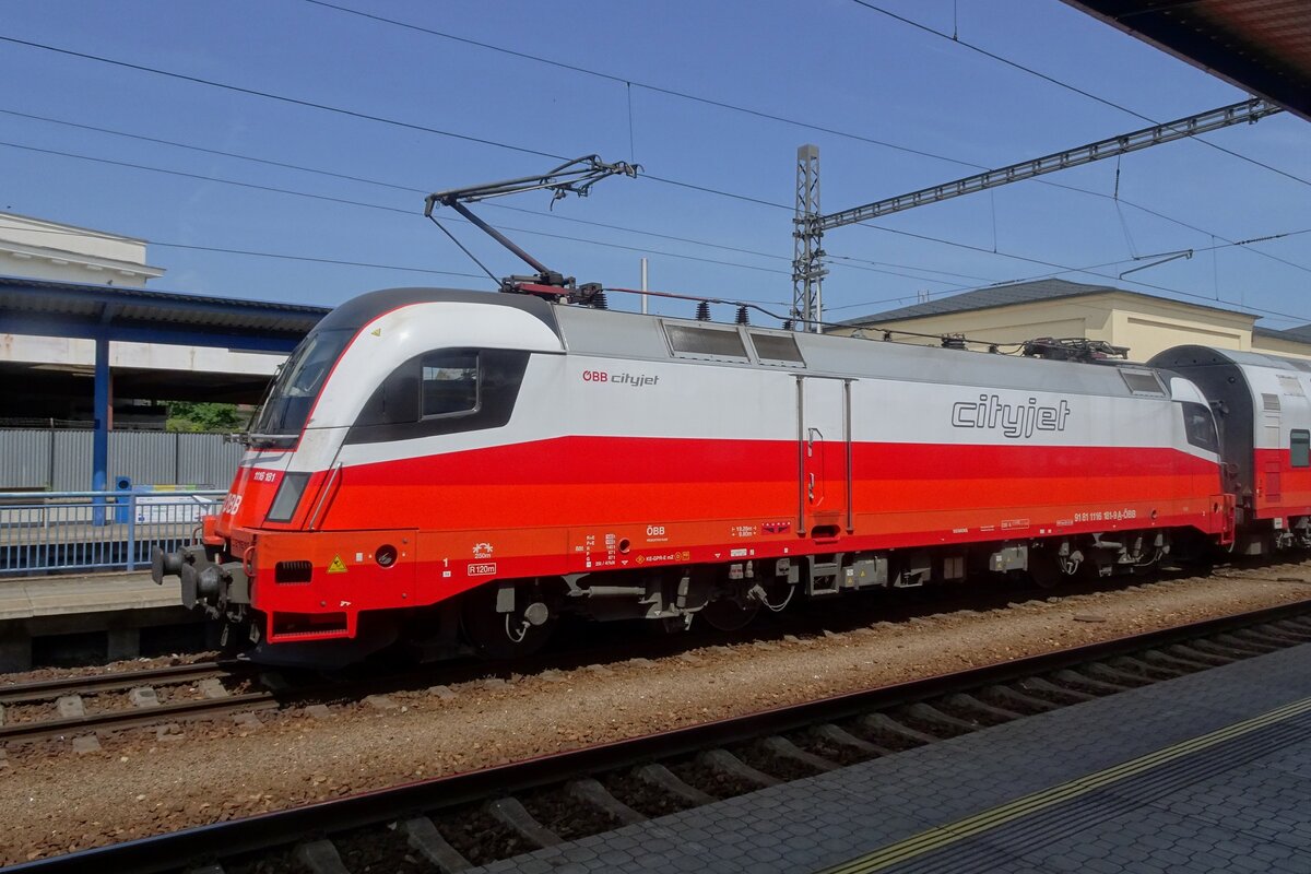 Ganz ins CityJet-Design steht am 22 Mai 2023 ÖBB 1116 181 in Breclav. Dort kann mann -ganz weit weg von jenigen Flughafen- RailJet, NightJet, CityJet und RegioJet bewundern...