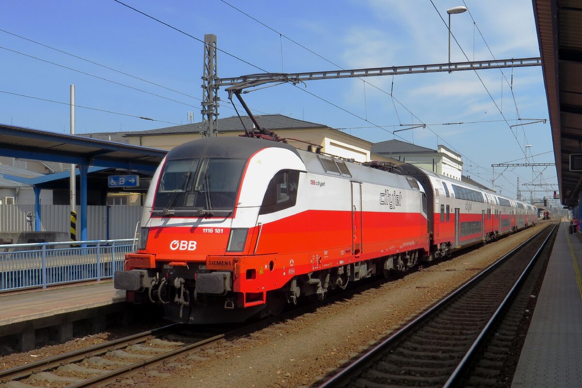 Ganz ins CityJet-Design steht am 22 Mai 2023 ÖBB 1116 181 in Breclav. Dort kann mann -ganz weit weg von jenigen Flughafen- RailJet, NightJet, CityJet und RegioJet bewundern...