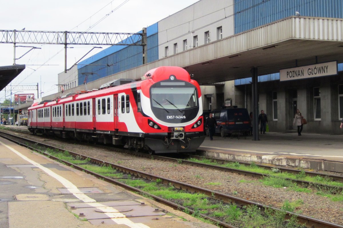 Ganz renovierter EN57-1434 steht am 5 Juni 2013 in Poznan Glowny.