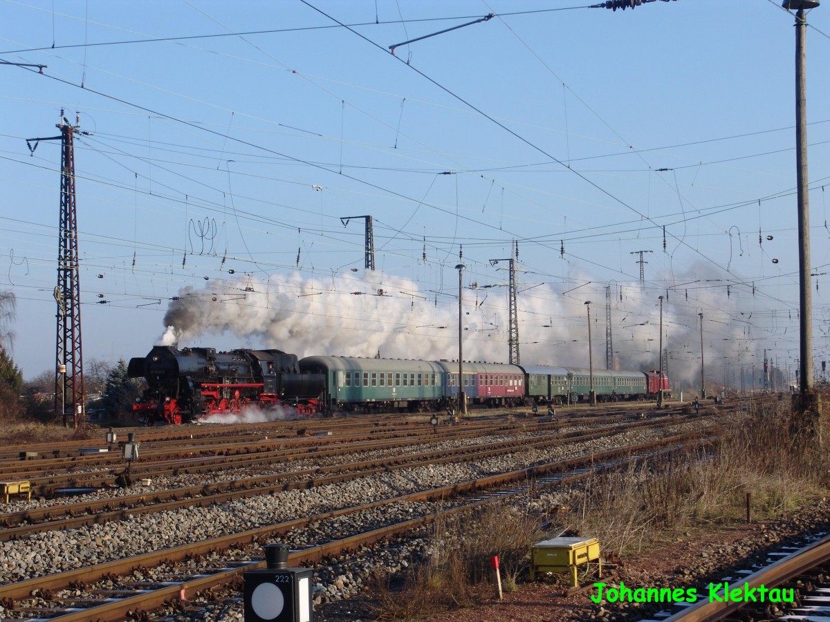 Ganz überraschend kam am 14.12.2013 die 52 1360-8 mit ihrem Sonderzug nach Halle Saale. Das Ziel des Sonderzuges ist der Leipziger Hauptbahnhof. Am Ende des Zuges hilft 211 019-5.