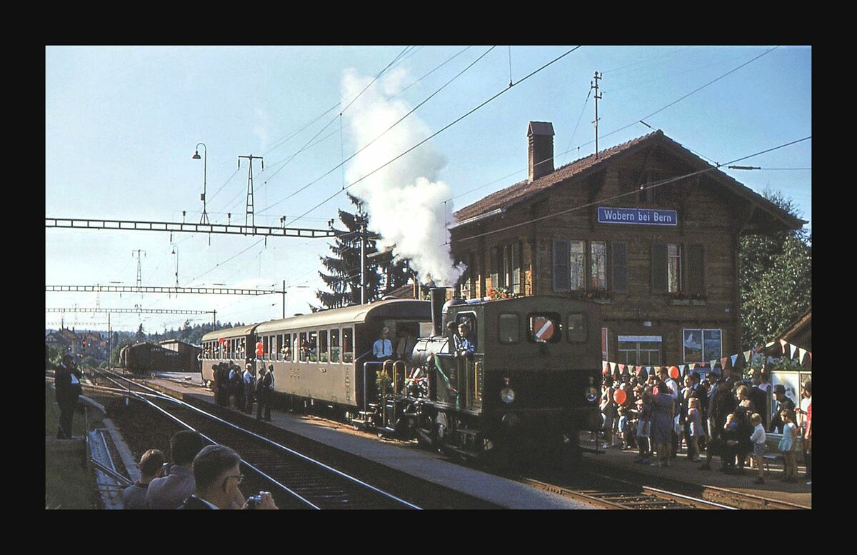 Ganz ungewöhnlich ist der Anblick der Gaswerkbahn Bern mit Personenwagen. Hier die Dampflok mit Personenzug im Bahnhof Wabern, 1.September 1968. Glücklicherweise hat der alte Bahnhof überlebt, zwar renoviert aber noch nicht bezogen. 