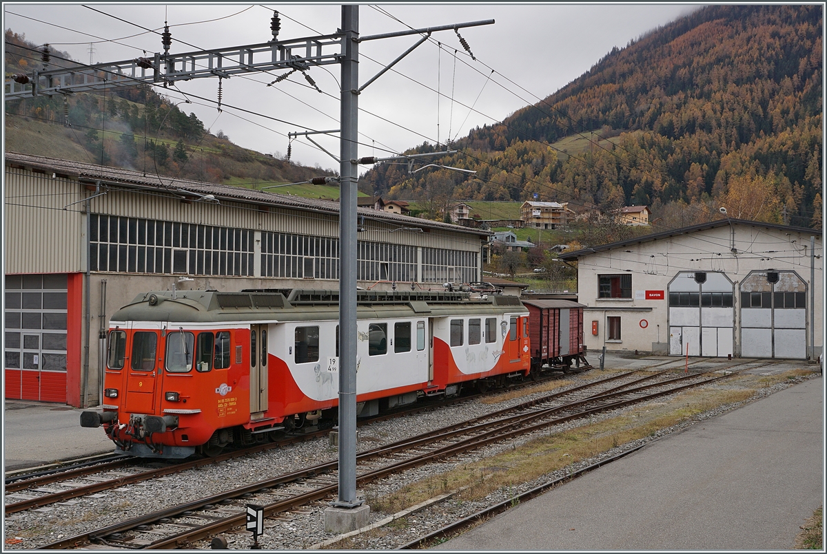 Ganz zuhinterst im Bahnhof von Orsières steht dieser TMR ABDe 4/4 N° 9 (UIC 94 85 7578 009-3 ABDe CH-TMSA) und ein alter Güterwagen.

5. Nov. 2020