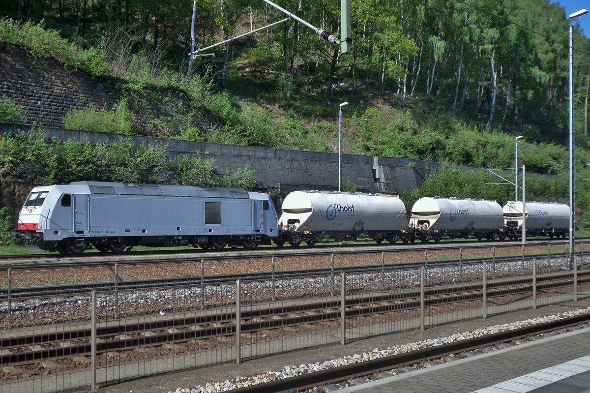 Ganze drei Getreidewagen wurden von 285 107 am 9 Mai 2016 in Bad Schandau eingezogen.