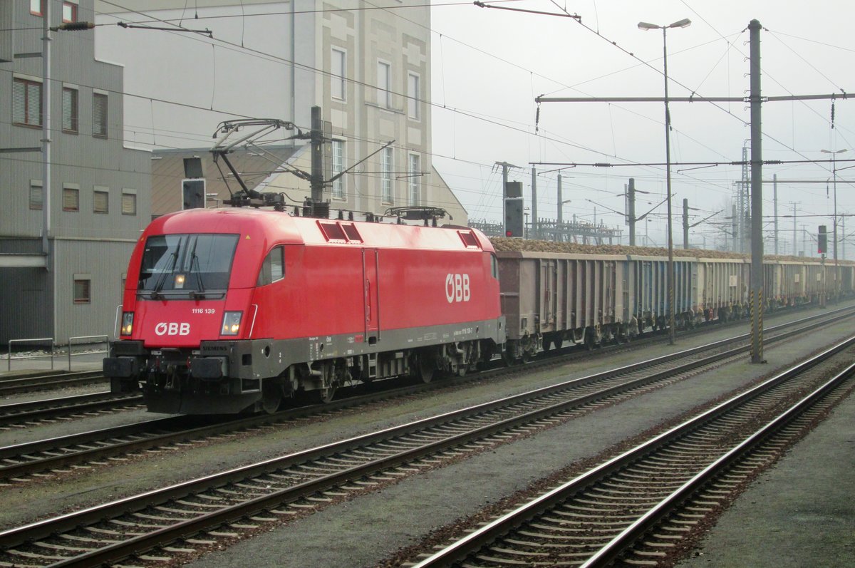 Ganzzug mit 1116 139 steht am 30 Dezember 2016 in Linz Hbf.