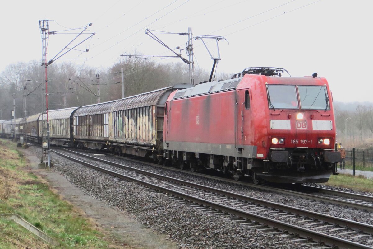 Ganzzug mit 185 197 fahrt durch Venlo-Vierpaardjes am 17 Dezember 2021.