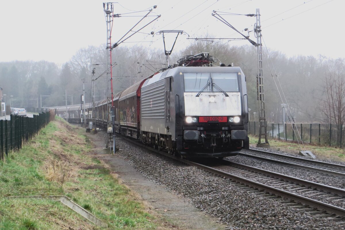 Ganzzug mit 189 092 durchfahrt Venlo-Vierpaardjes am 17 Dezember 2021.