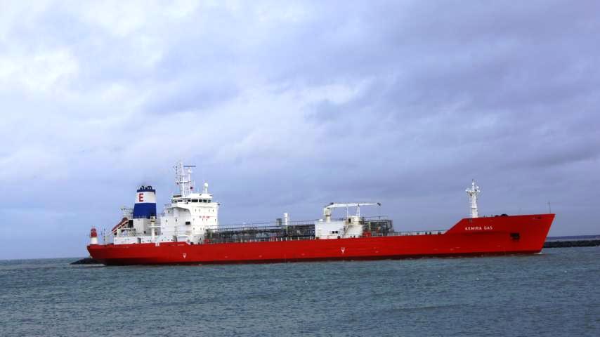 Gasfrachter  Kemira Gas  aus Antwerpen am 10.01.14 beim einlaufen Rostock - Seehafen.