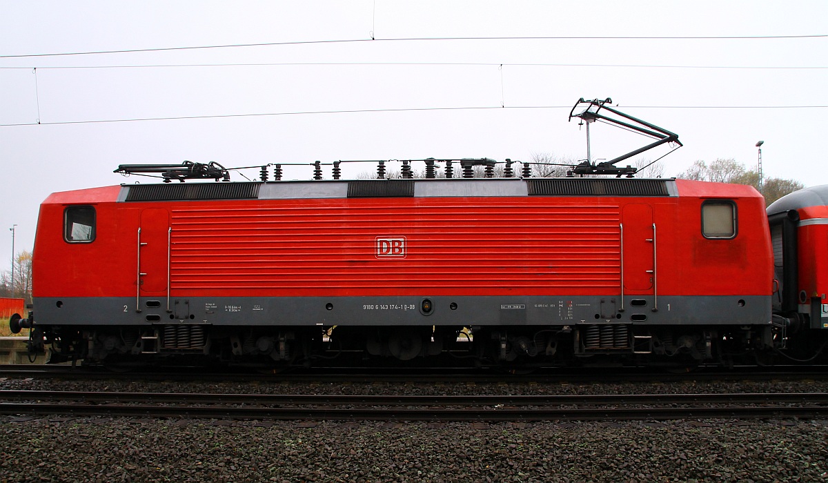 Gastlok 143 174-1 des Bw Trier(ex Bw Braunschweig. Unt/STR/15.06.12)im RB Dienst aufgenommen im Bhf Schleswig. 18.11.2013