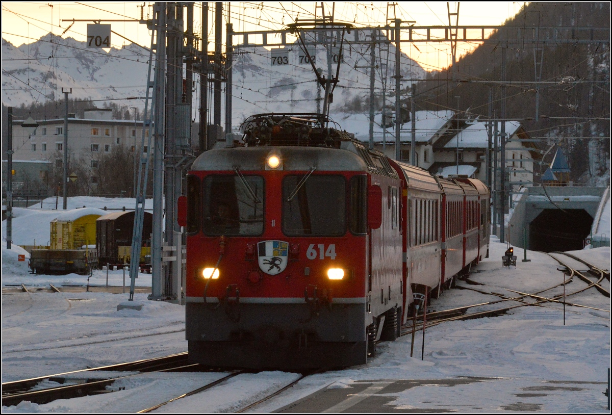 Ge 4/4 II 614 der RhB mit einem Regio Pontresina-Scuol. Samedan, Januar 2020.
