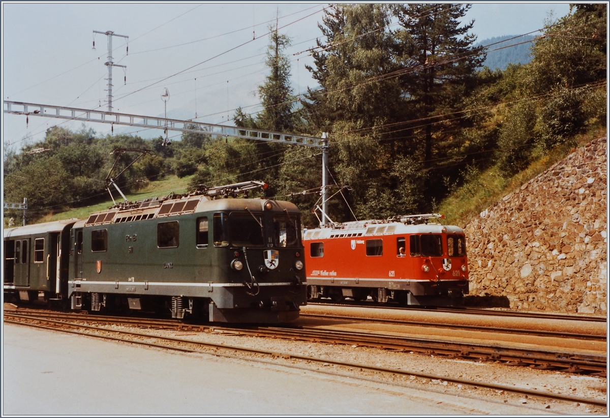 Ge 4/4 II 617 (Schnellzug 557) in Grün und 621 (Manöver) in Rot. 
Filisur, den 20. August 1984