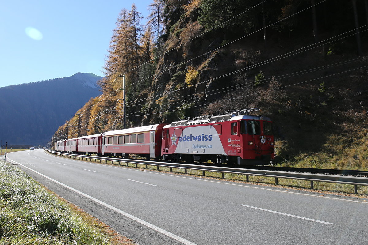 Ge 4/4 II 618  Berg�n  am 30. Oktober 2017 bei Susch.